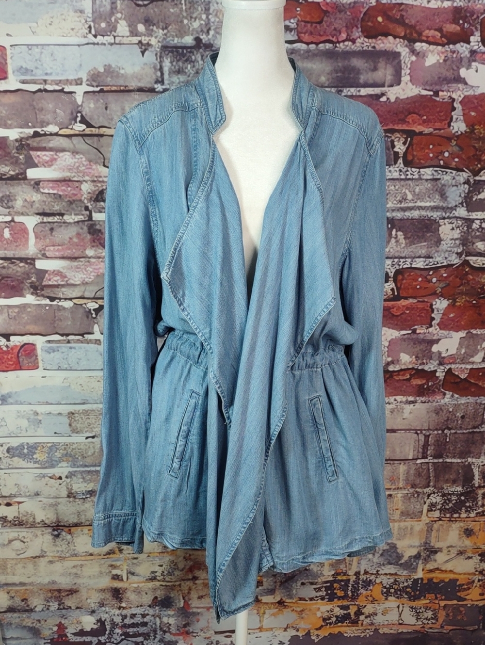 En Creme Lightweight Tencel Chambray Denim Jacket